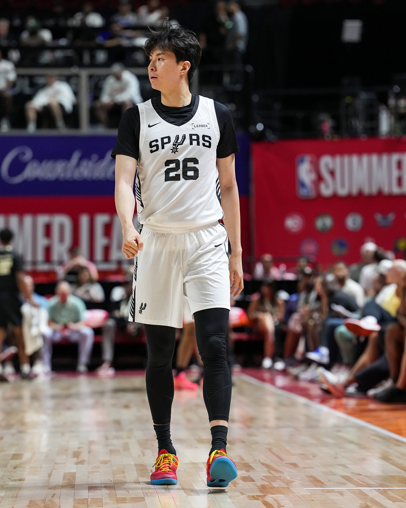 李贤重三分5中3填满数据栏，马刺夏联86-81胜太阳