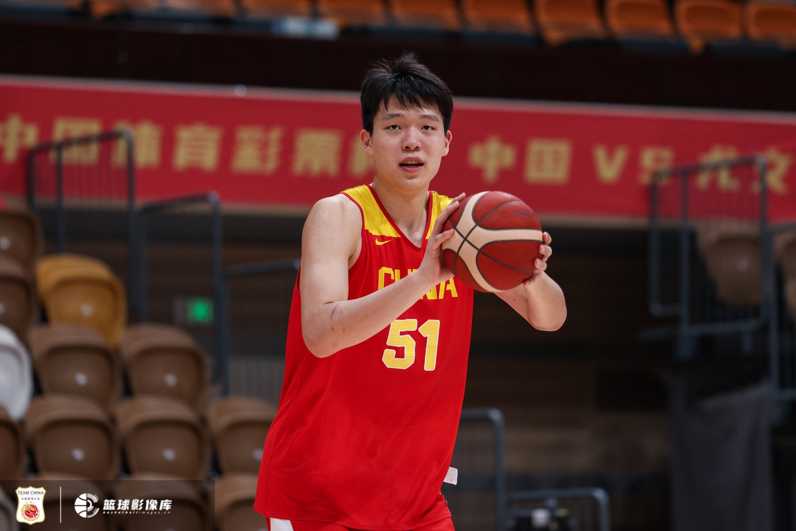 杨瀚森回国驰援男篮 17日热身赛或场边亮相