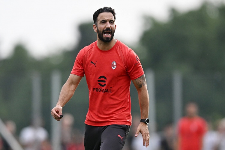 AC米兰4-2曼联 阿莫林：季前赛比分无关紧要 只谈周日首战