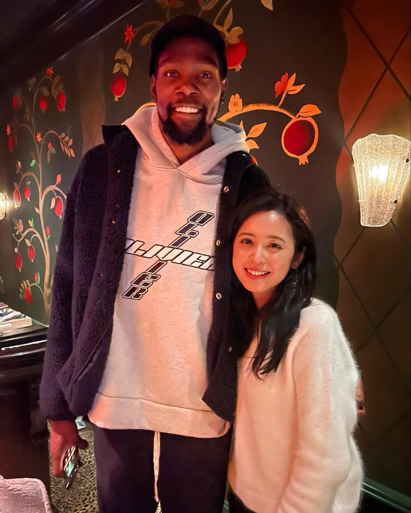 渡边雄太妻子带娃观战世预赛晒照：👶🏻第一次看篮球比赛